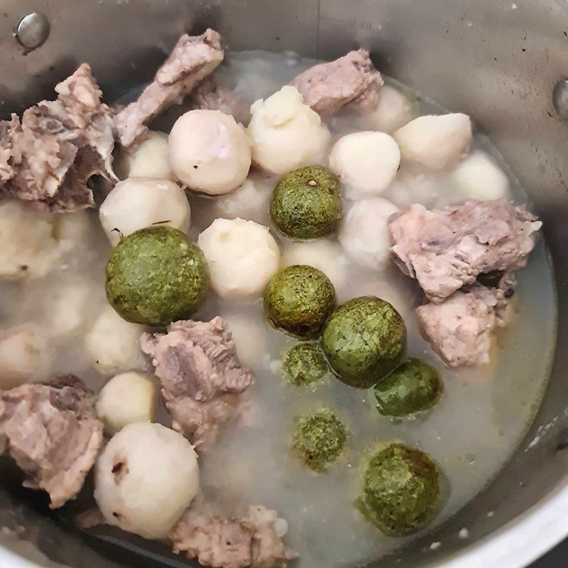 Step 3 Simmer taro and bones for bone and taro soup with sour fruits