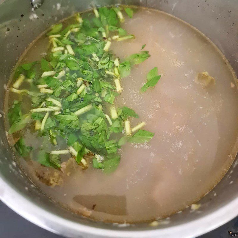 Step 3 Simmer taro and bones for bone and taro soup with sour fruits