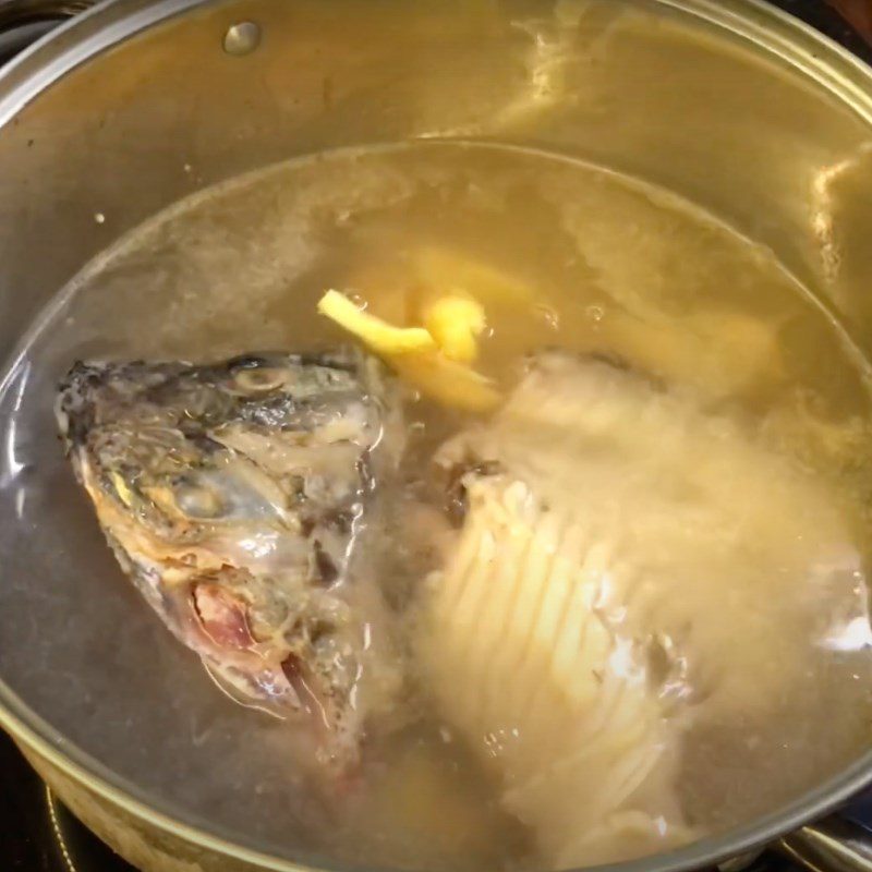 Step 3 Simmer the broth for Tilapia noodle soup