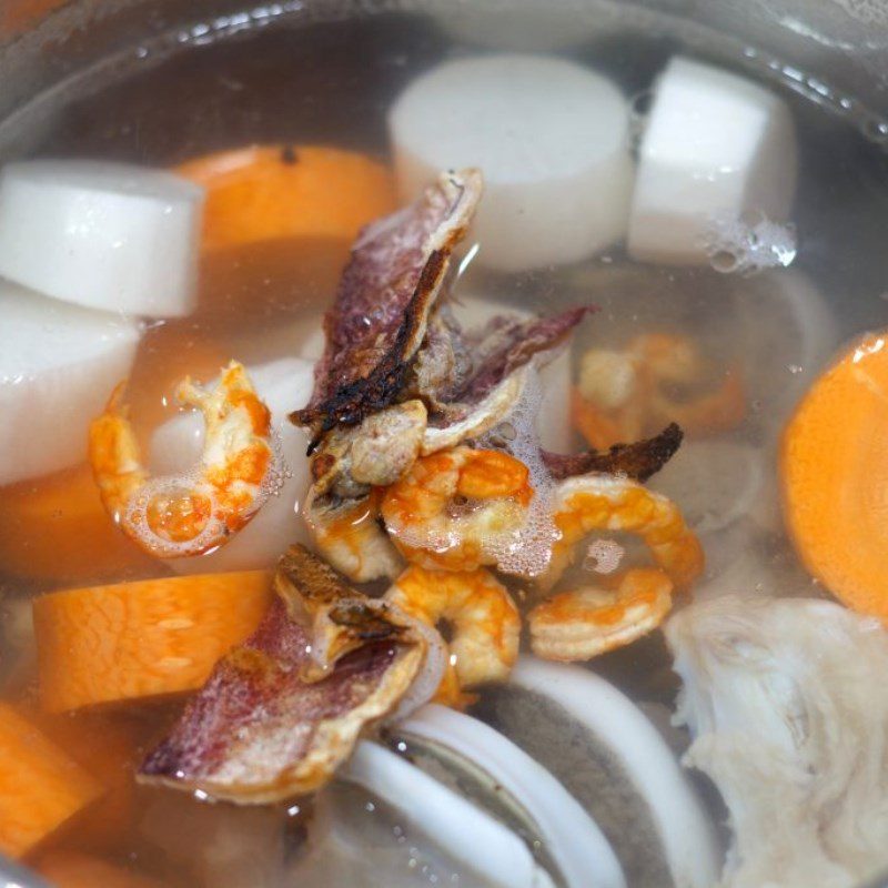 Step 4 Simmer the broth for Seafood Dry Noodle