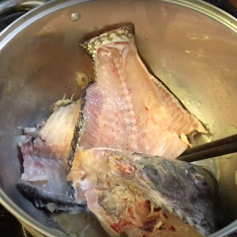 Step 3 Simmer the broth for Tilapia noodle soup