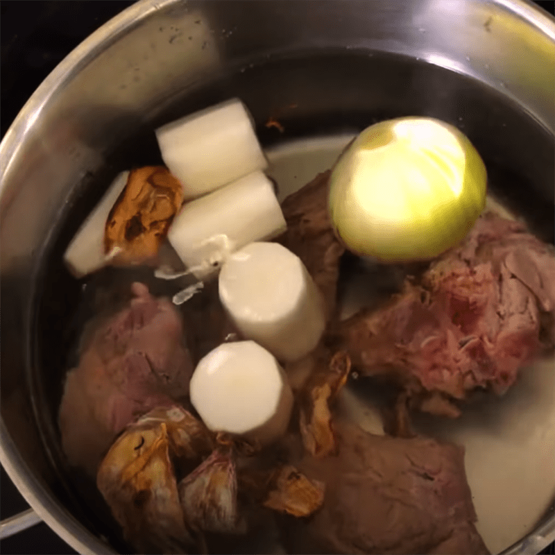 Step 4 Simmer the broth for squid, shrimp, and quail egg noodle soup