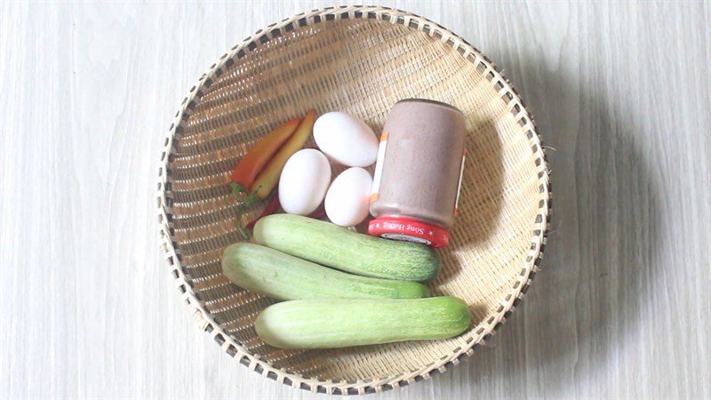 Ingredients for steamed fermented shrimp paste with eggs