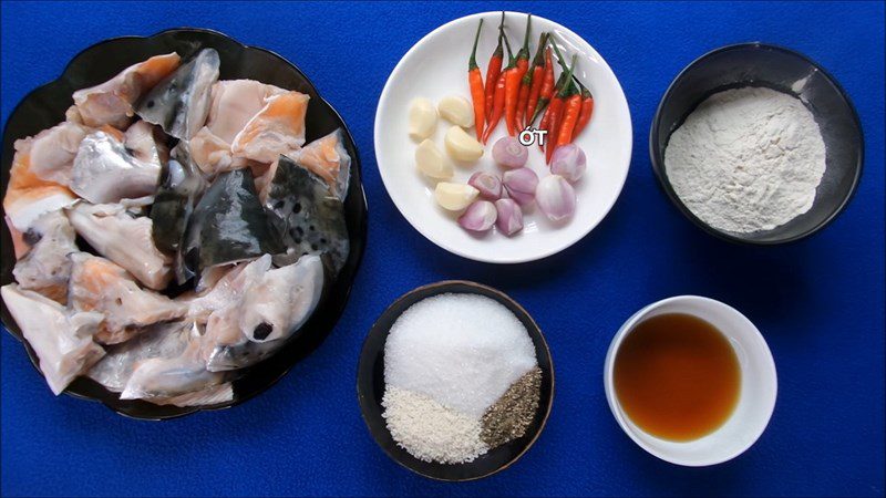 Ingredients for fried salmon head with fish sauce