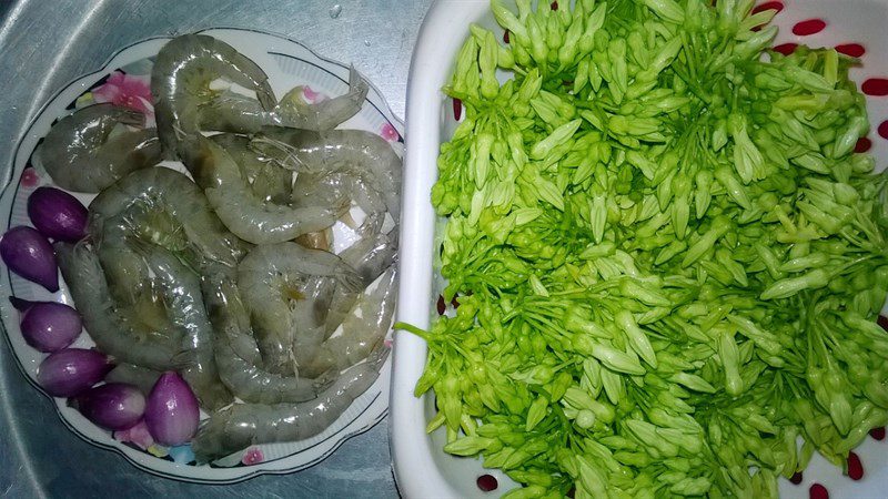 Ingredients for stir-fried flower buds with shrimp, stir-fried eggs, stir-fried chicken gizzards