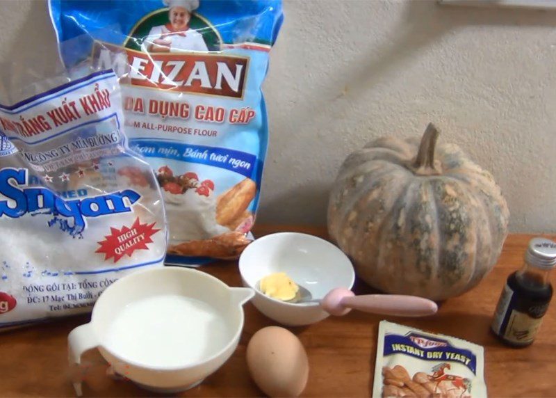 Ingredients for pumpkin bread and pumpkin roll