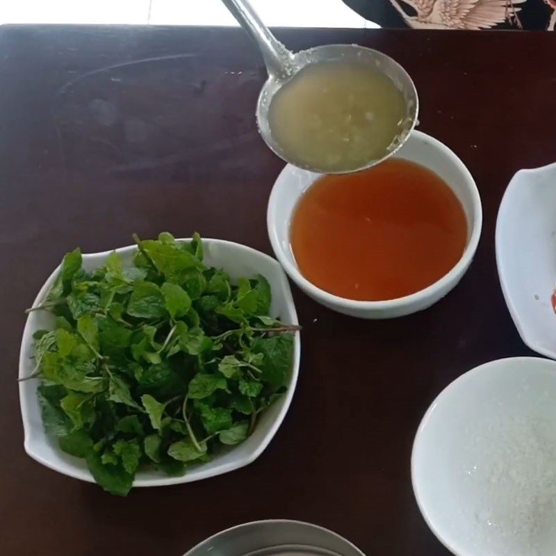 Step 4 Mix the dressing Vietnamese coriander salad with pig ear