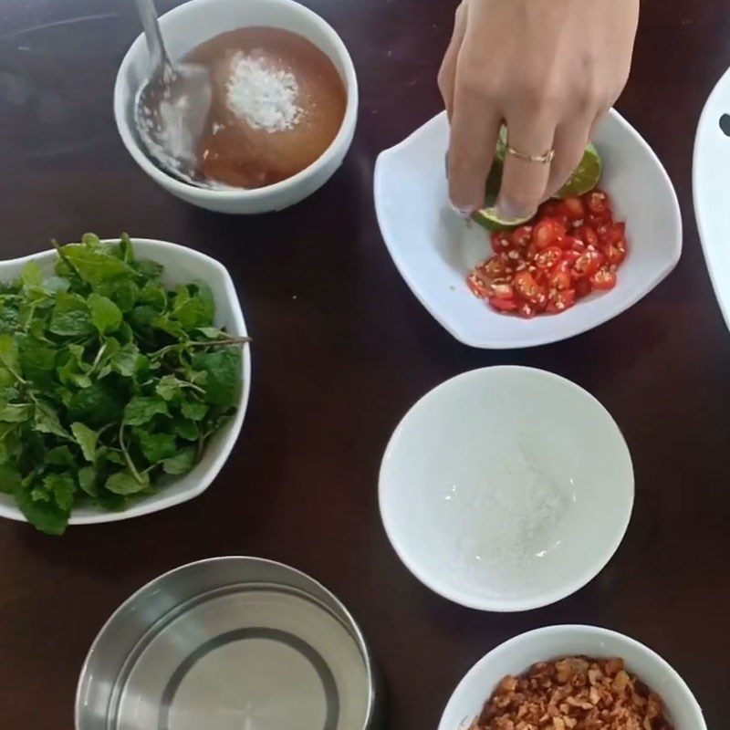 Step 4 Mix the dressing Vietnamese coriander salad with pig ear