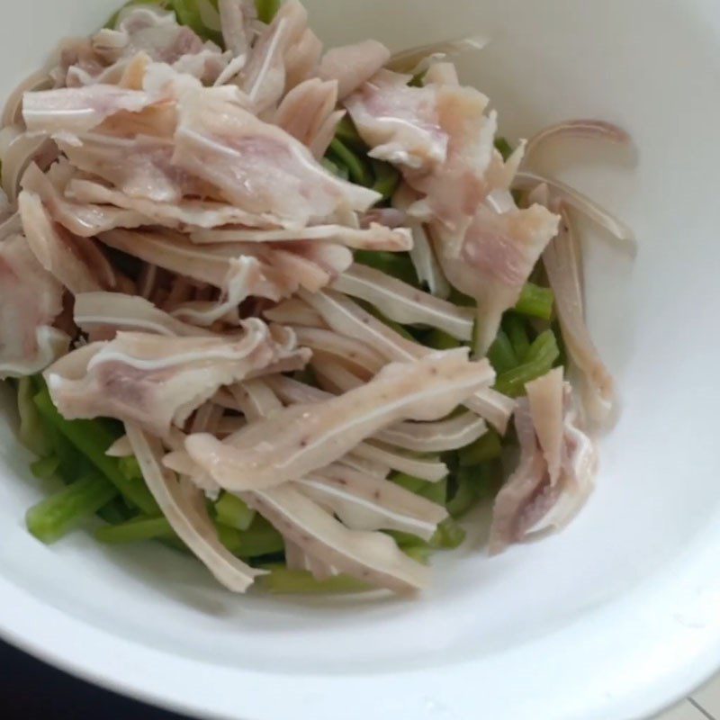 Step 5 Mixing the salad Royal vegetable pig's ear salad