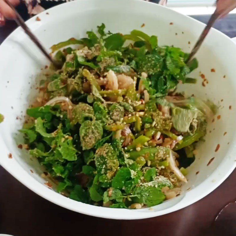 Step 5 Mixing the salad Royal vegetable pig's ear salad