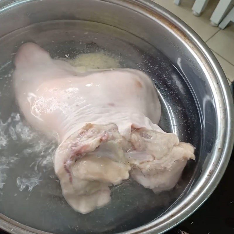 Step 2 Boil the pig's ears for the royal vegetable salad with pig's ears