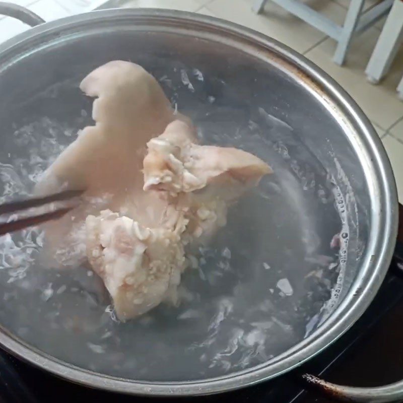 Step 2 Boil the pig's ears for the royal vegetable salad with pig's ears