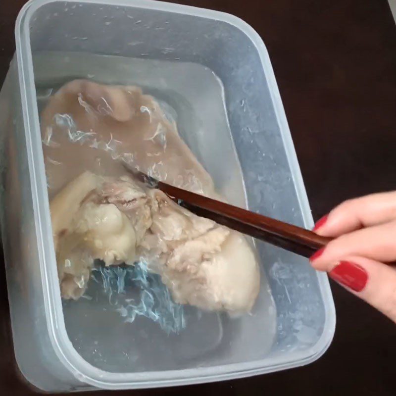 Step 2 Boil the pig's ears for the royal vegetable salad with pig's ears