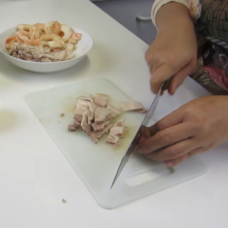 Step 3 Boil shrimp and pork for shrimp and pork salad