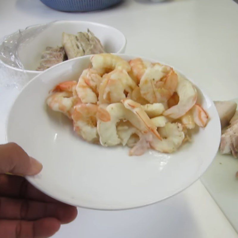 Step 3 Boil shrimp and pork for shrimp and pork salad