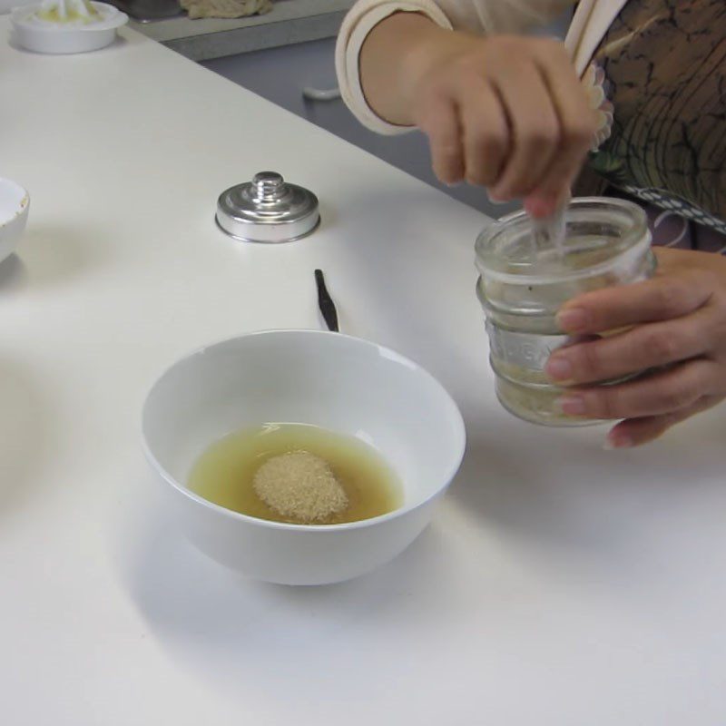 Step 4 Mixing the salad dressing for King’s Vegetable Salad with shrimp and pork