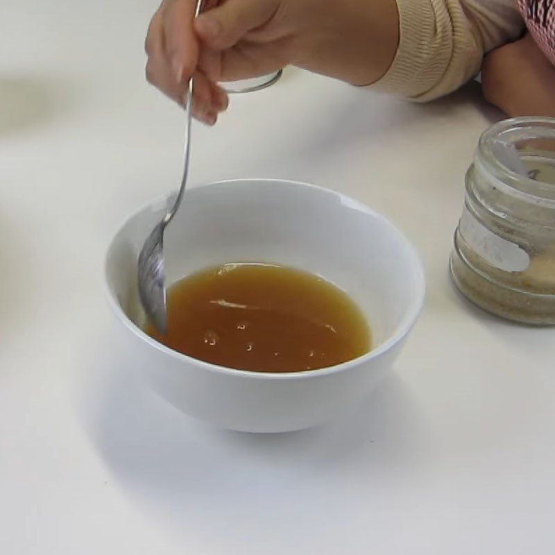 Step 4 Mixing the salad dressing for King’s Vegetable Salad with shrimp and pork