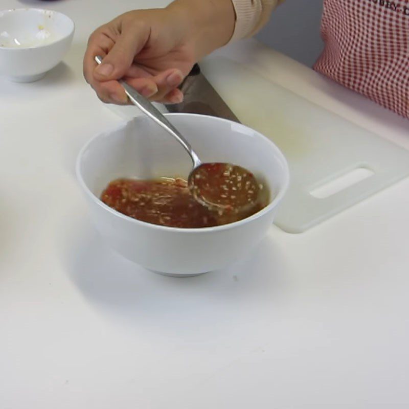 Step 4 Mixing the salad dressing for King’s Vegetable Salad with shrimp and pork