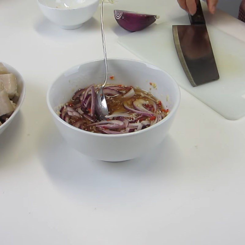 Step 4 Mixing the salad dressing for King’s Vegetable Salad with shrimp and pork