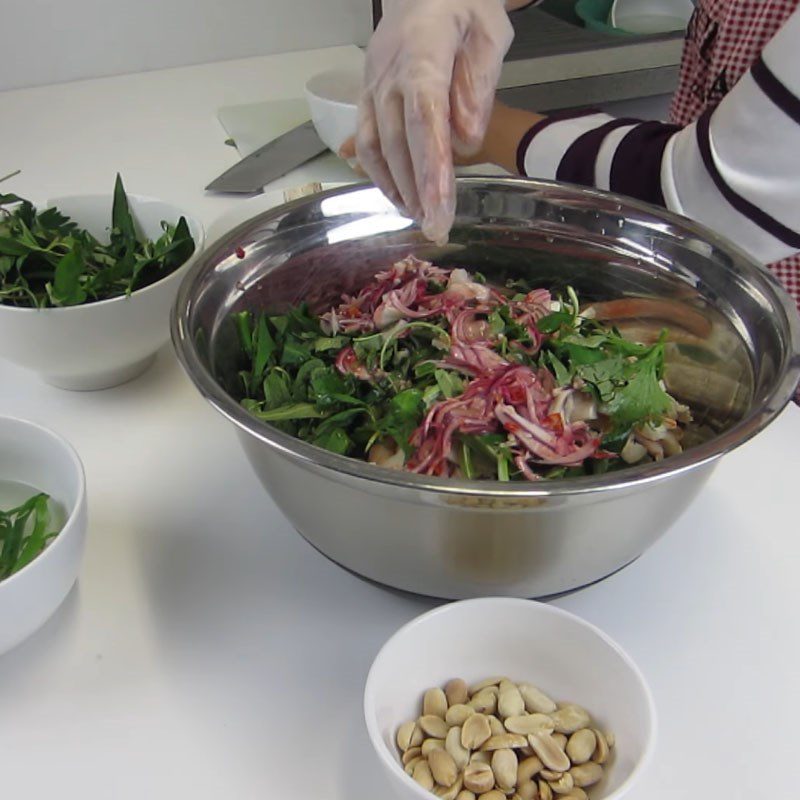 Step 5 Mix the salad of royal vegetable with shrimp and meat