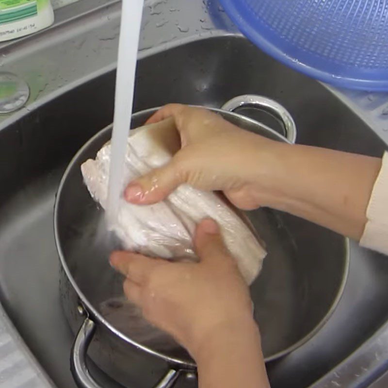 Step 1 Prepare shrimp and meat for the king's vegetable salad