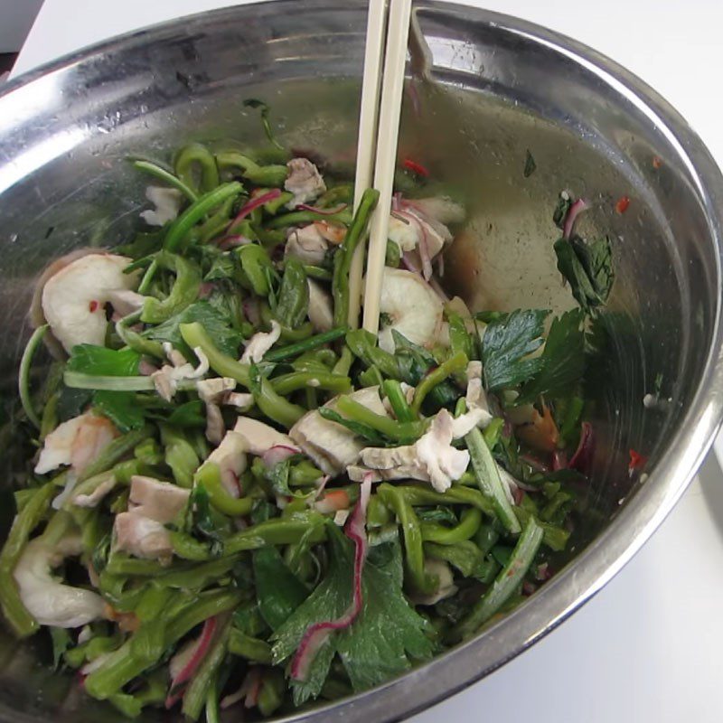 Step 5 Mix the salad of royal vegetable with shrimp and meat