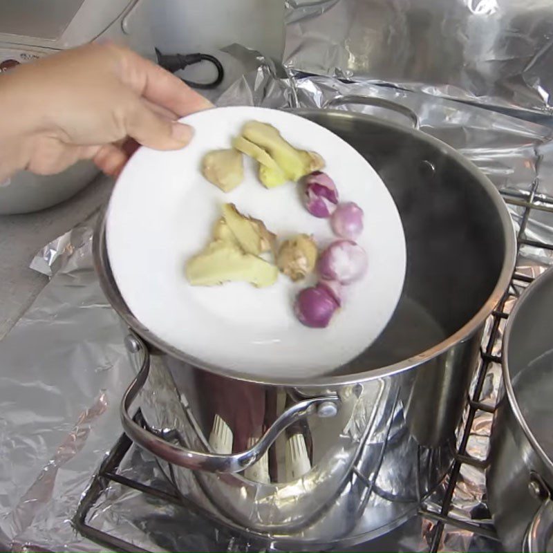 Step 3 Boil shrimp and pork for shrimp and pork salad