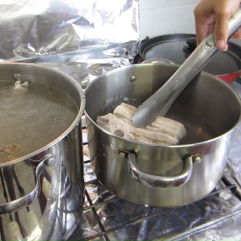 Step 3 Boil shrimp and pork for shrimp and pork salad