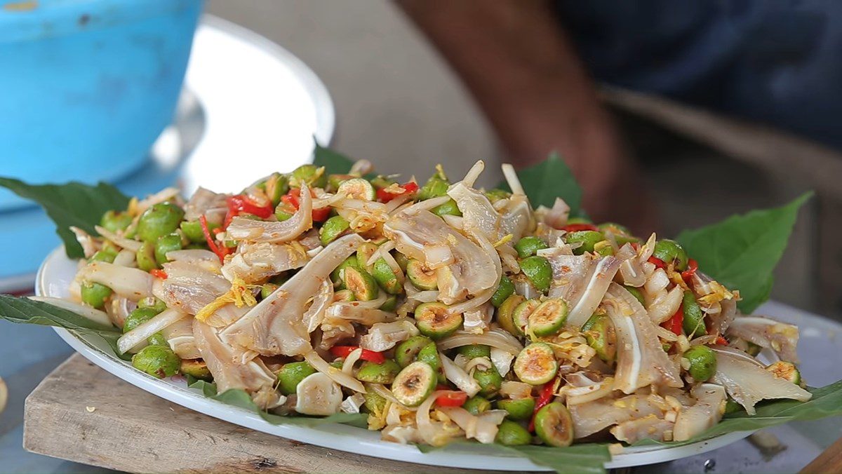 Fig salad with pig's ear