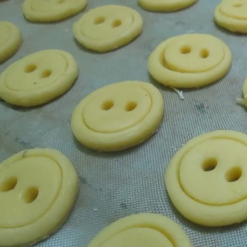 Step 4 Bake the cookies Button flower cookies