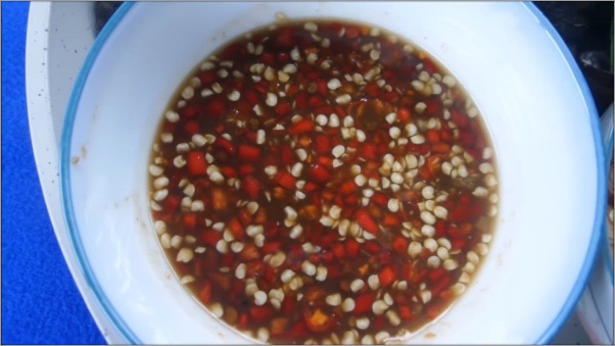 Dipping sauce for snails with fermented fish sauce