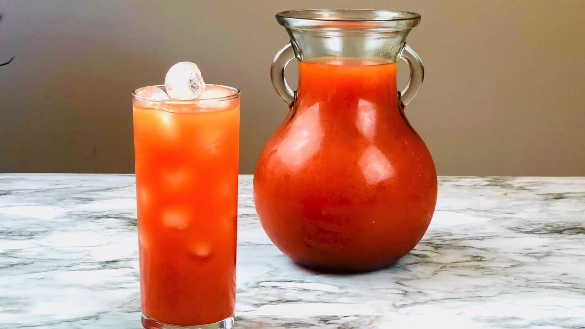 Tomato juice with celery and onion without a machine