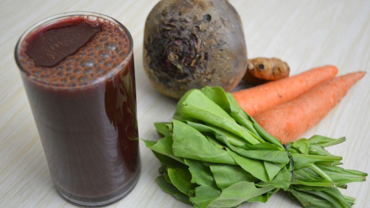 Spinach (rau bina), carrot, and beet juice