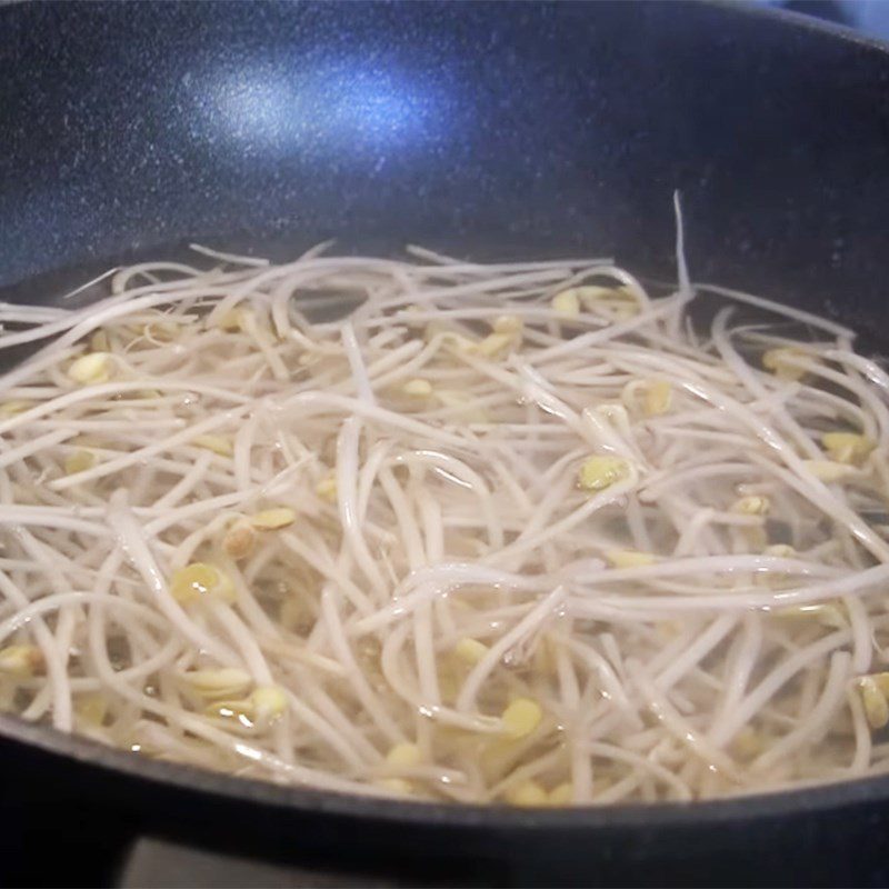 Step 1 Prepare the ingredients for Apple Bean Sprout Juice