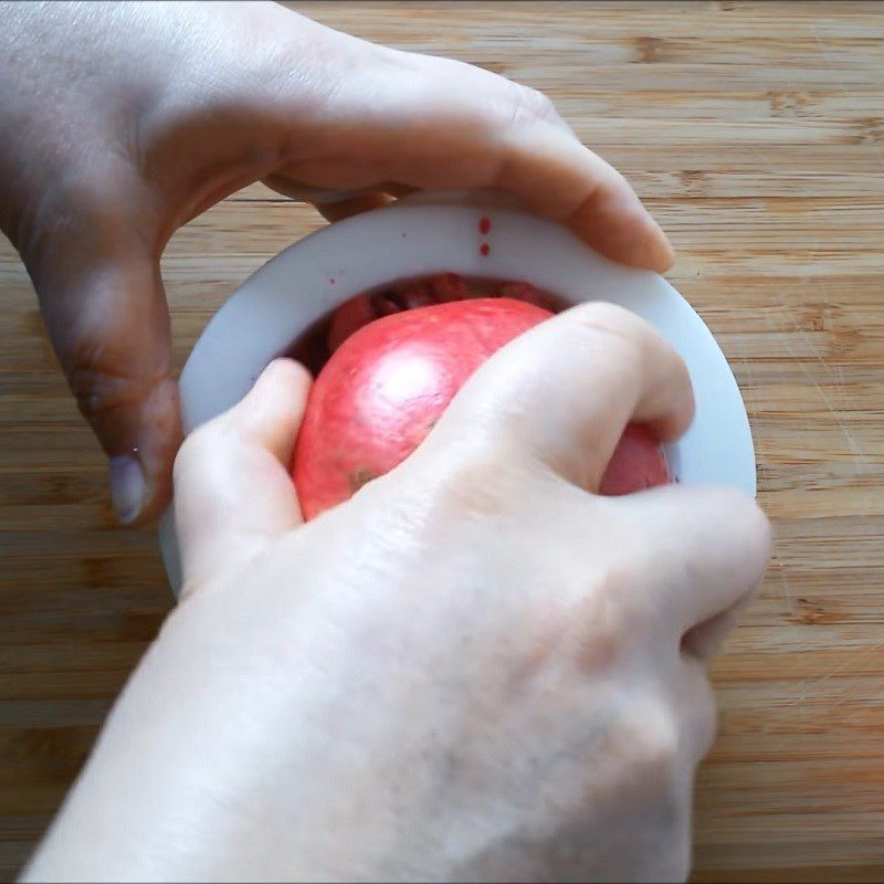 Step 1 Squeeze pomegranate juice using a juicer