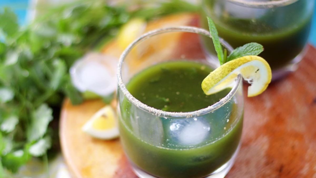 Cilantro juice (Vietnamese coriander) with mint