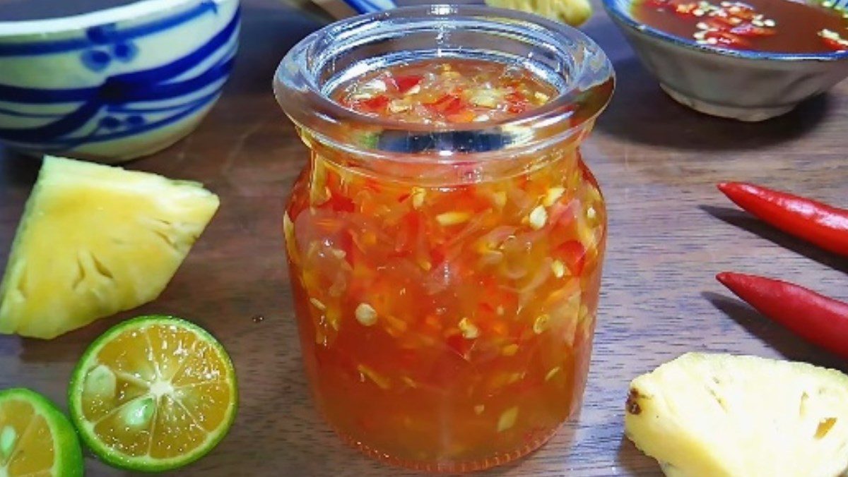 Sweet and sour vegetarian fish sauce from pineapple