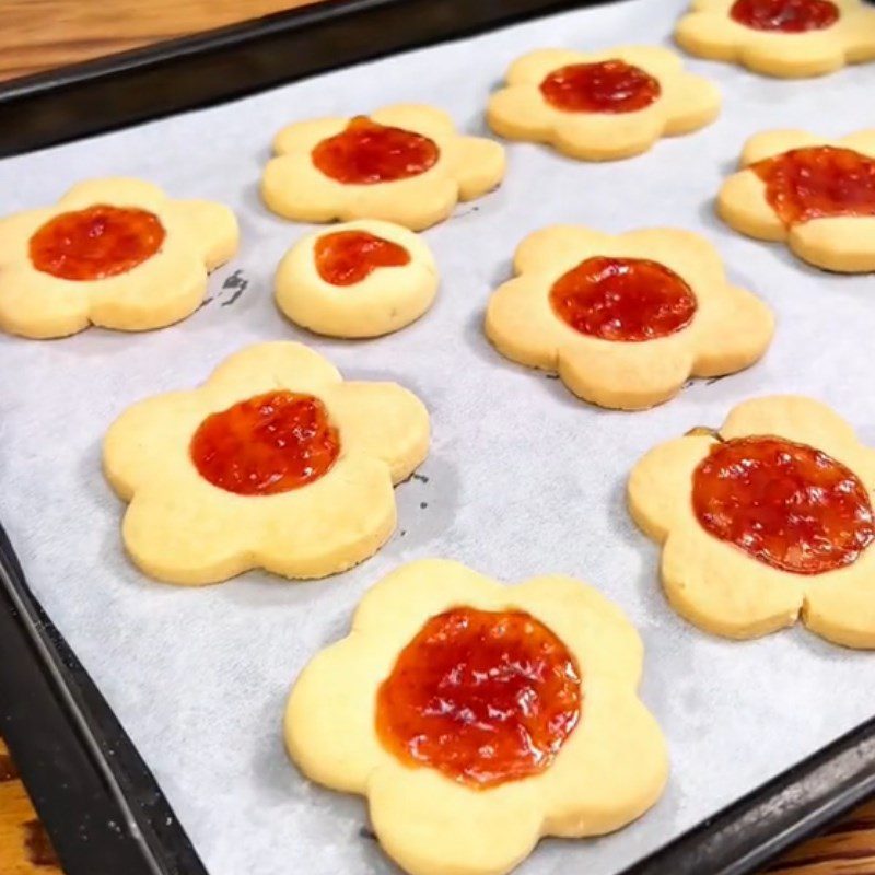 Step 3 Baking the cookies Strawberry jam cookies (Recipe shared from Tiktok Cooking with TasteVN)