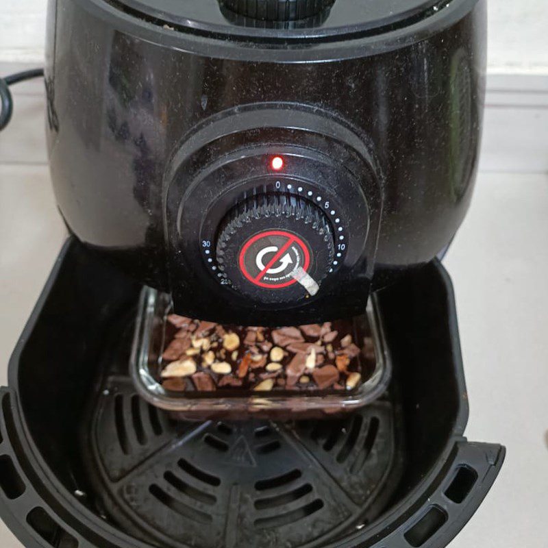 Step 3 Baking brownie cake with an air fryer