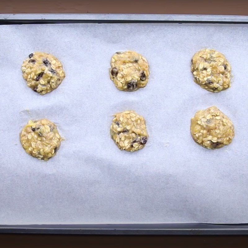 Step 3 Bake the cookies for dried banana grape cookies