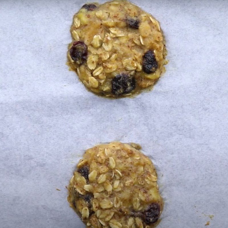 Step 3 Bake the cookies for dried banana grape cookies