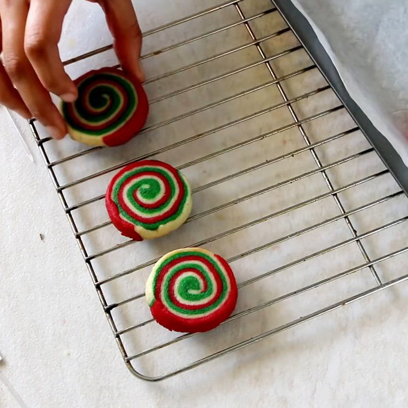 Step 5 Baking the cookies Egg-free spiral cookies