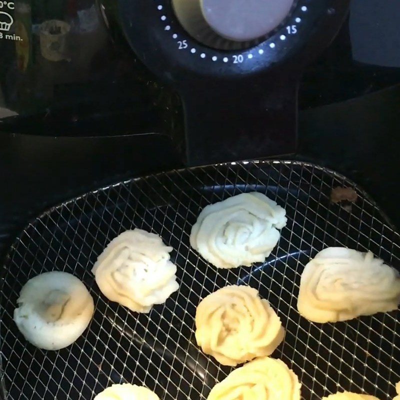 Step 4 Baking Danisa cookies using an air fryer