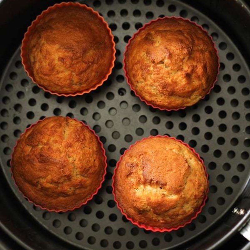 Step 6 Bake the cake for the chocolate egg sponge cake