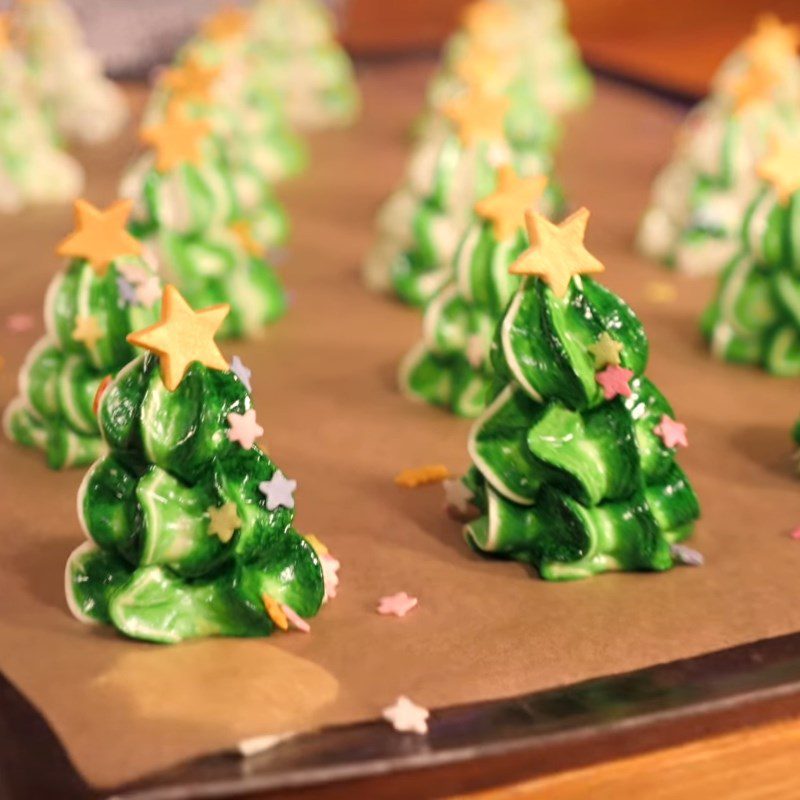 Step 3 Baking Swiss meringue Christmas tree