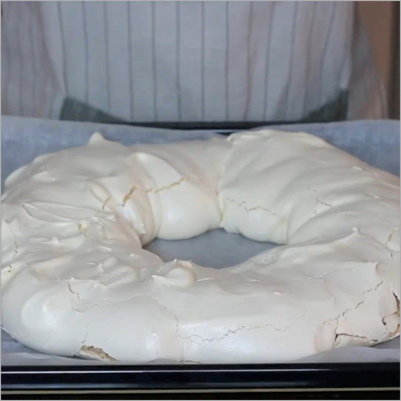 Step 3 Bake the Pavlova cake