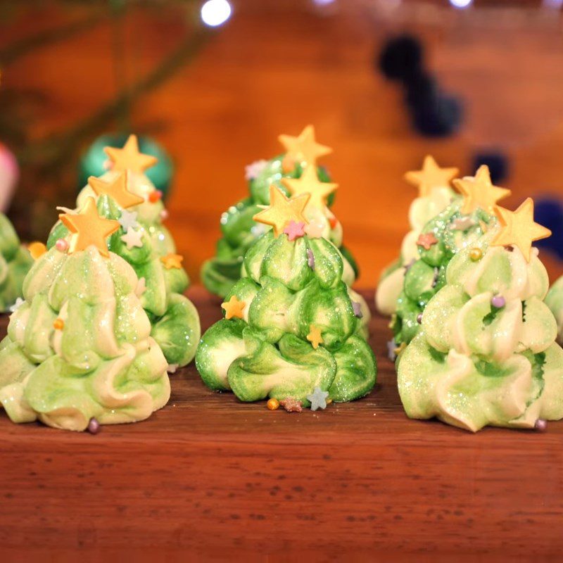 Step 4 Final product Swiss meringue Christmas tree