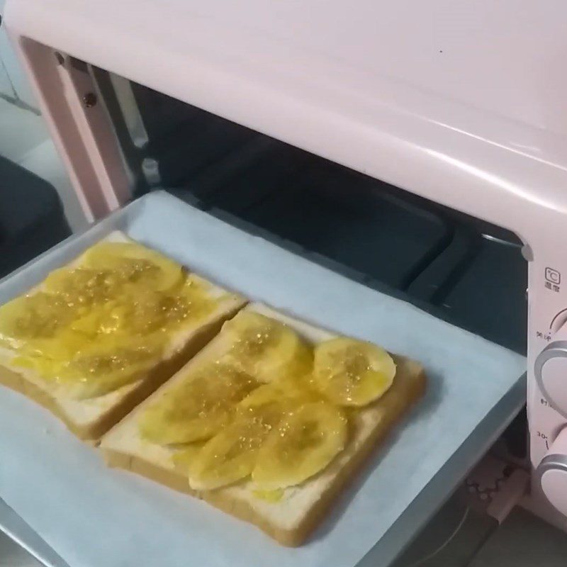 Step 3 Bake the bread Grilled banana sandwich with butter