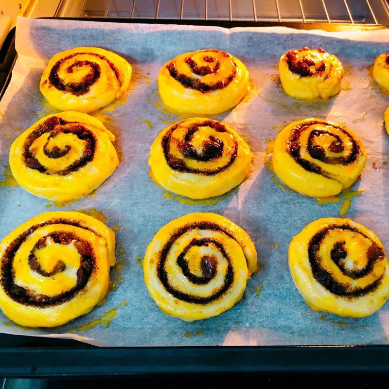 Step 3 Bake the rolls for Cinnamon Raisin Roll