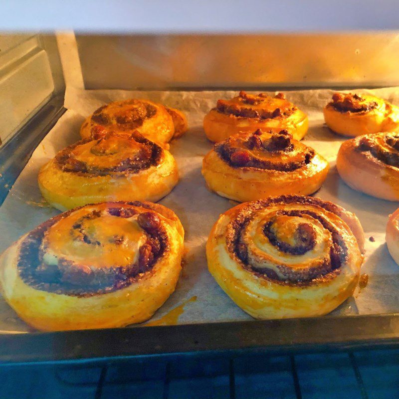 Step 3 Bake the rolls for Cinnamon Raisin Roll